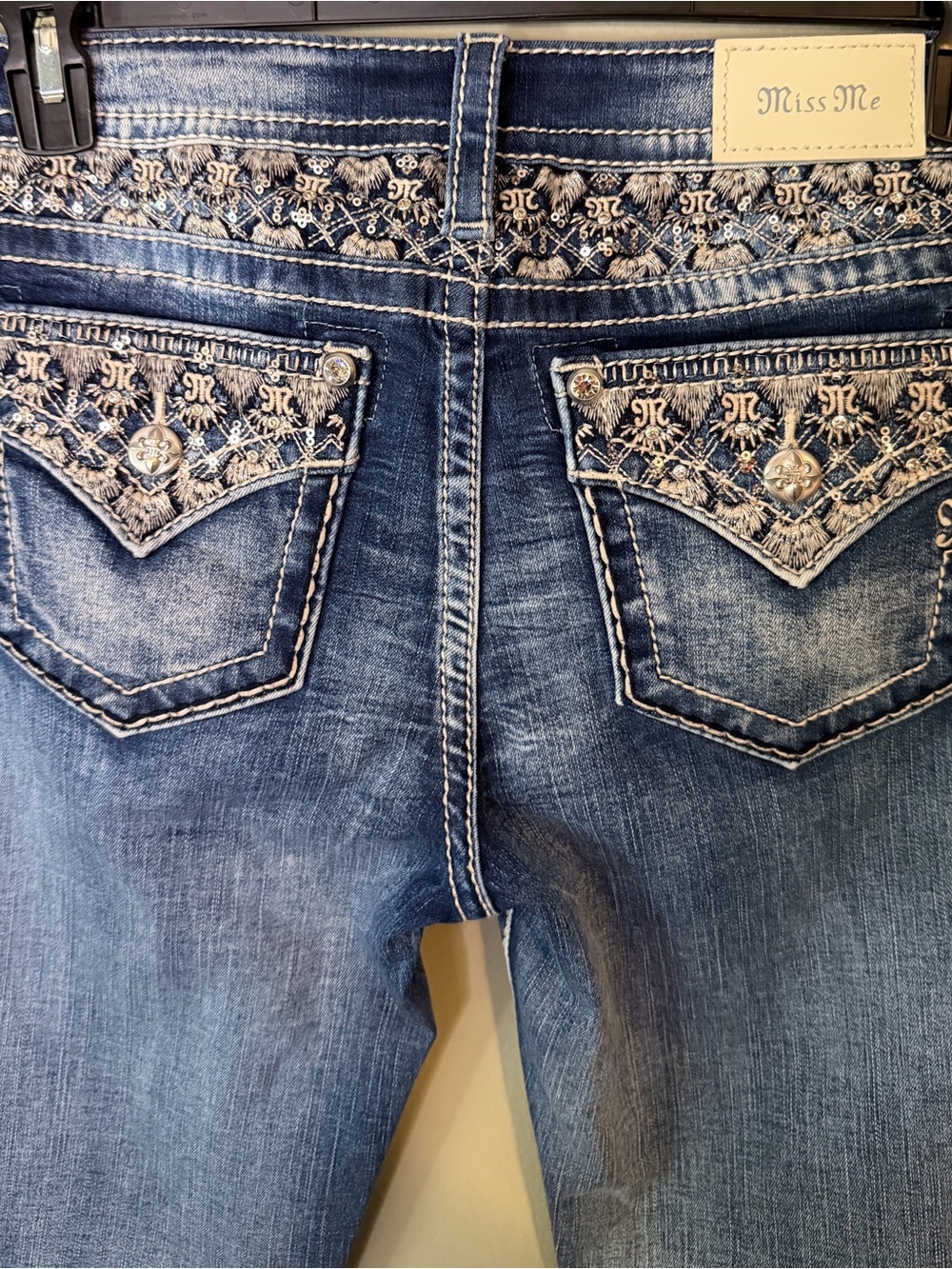 Like New Gorgeous Miss Me Low-Rise Skinny Jeans Embellished Pockets 32” Inseam